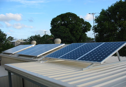 montage de panneaux solaires sur le toit