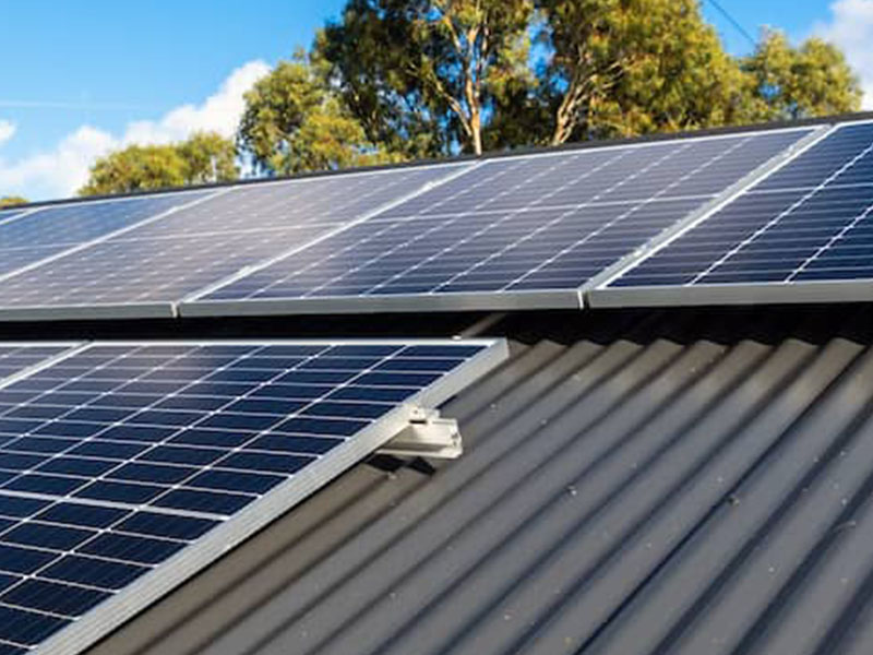 
     Comment le solaire est-il installé sur les toits métalliques ?
    